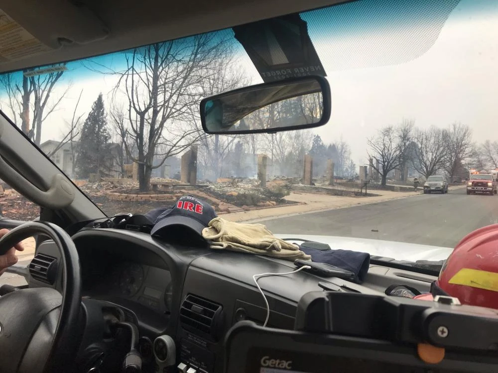 ABD'de yangında bine yakın ev küle döndü yangın kar sayesinde kontrol altında